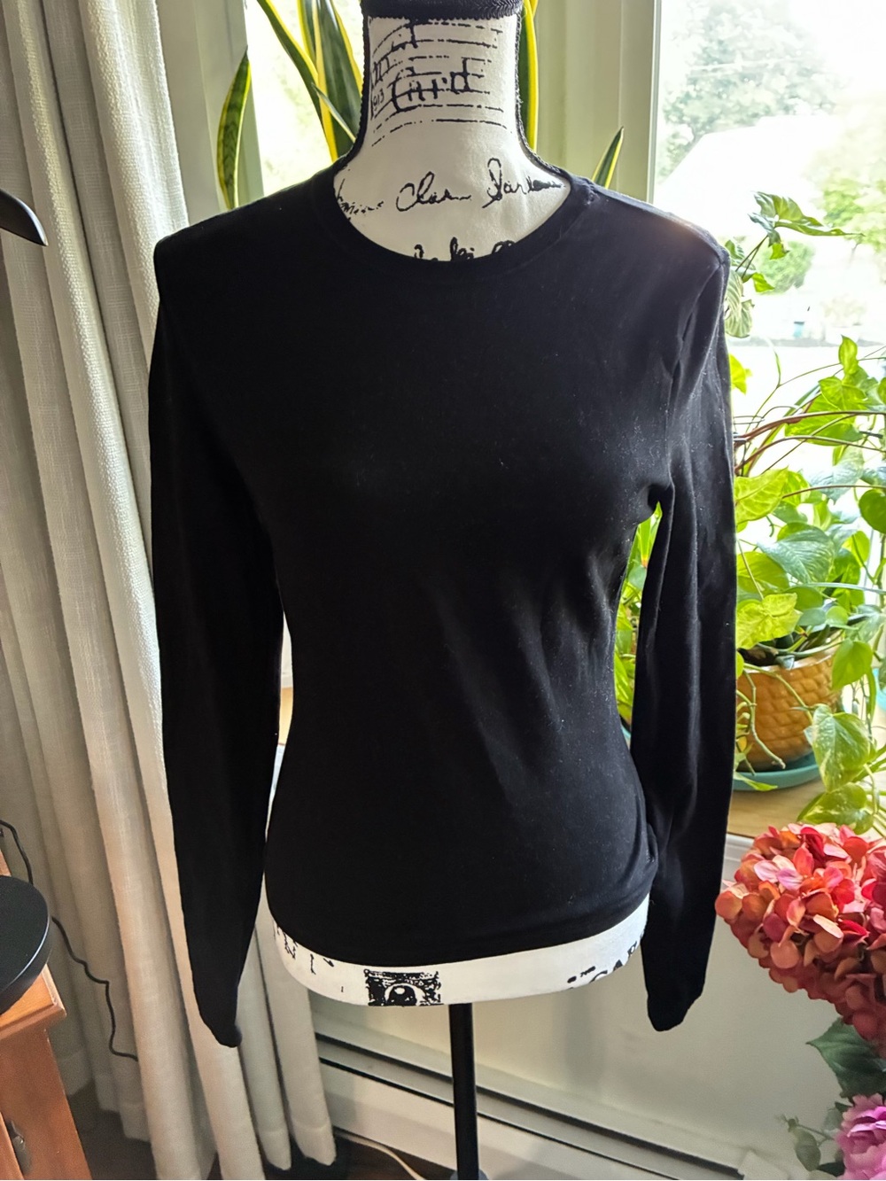 Women's Black Long-Sleeve Crewneck Top